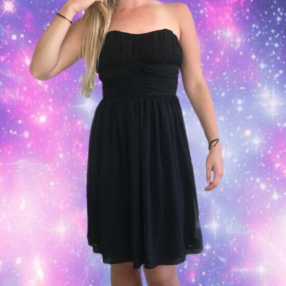 🖤 Flowy Black Strapless Dress